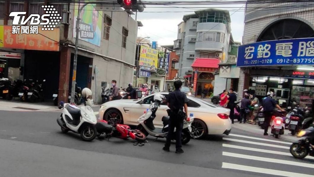 警方建議慢車要左轉可以下車用牽的走斑馬線比較安全。(圖/TVBS)