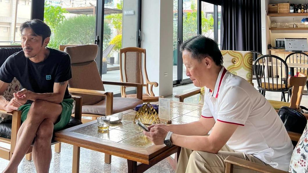 李李仁(左)目光總是盯著女兒。(圖/翻攝自陶晶瑩臉書)