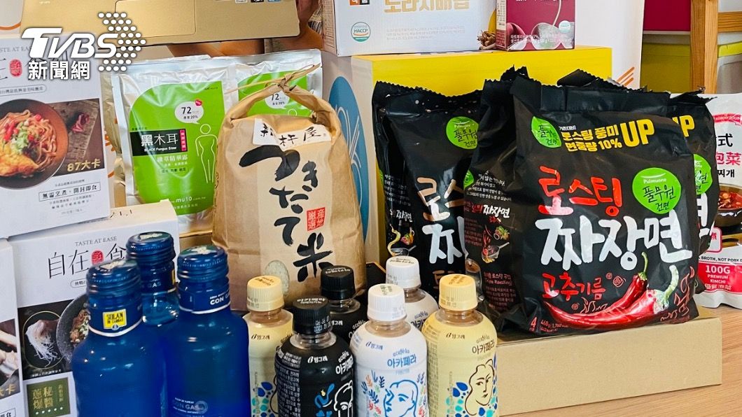 486團購指出時下消費者採買中元普渡供品以多元和方便為主 帶動各式異國口味商品銷量成。(圖/486團購網提供)