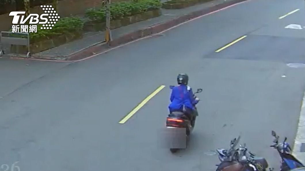 警方根據監視器畫面鎖定沈姓女竊賊的行蹤,埋伏逮人。(圖/TVBS)