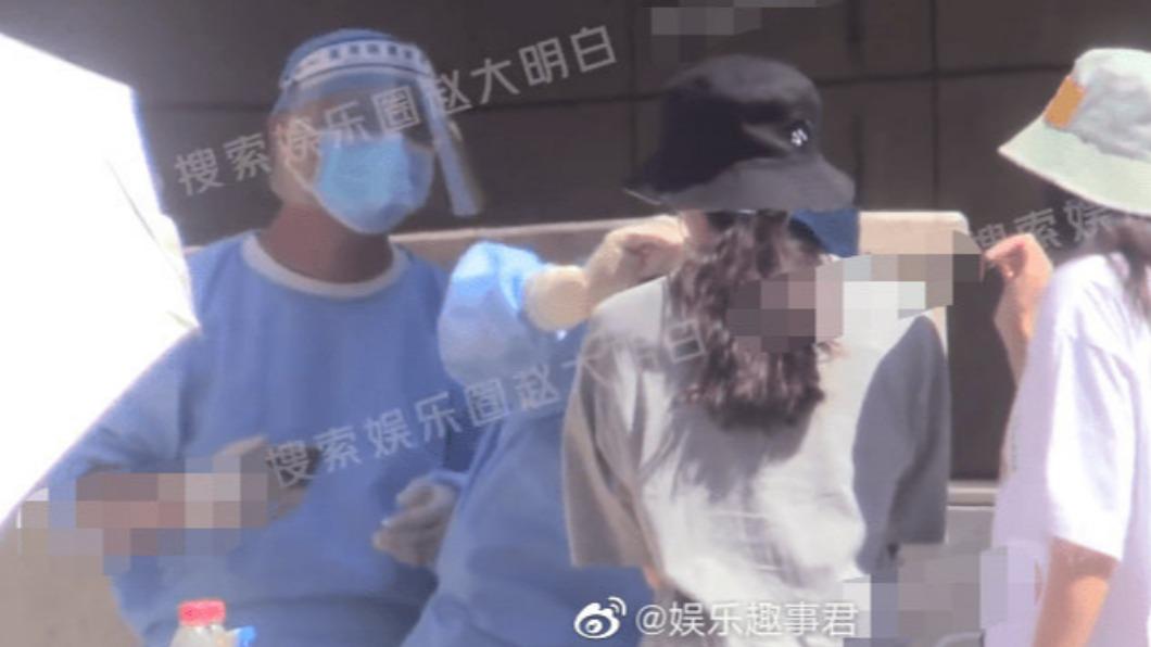 劉詩詩在助理陪同下赴核酸檢測站篩檢。(圖/翻攝自微博娛樂趣事君)