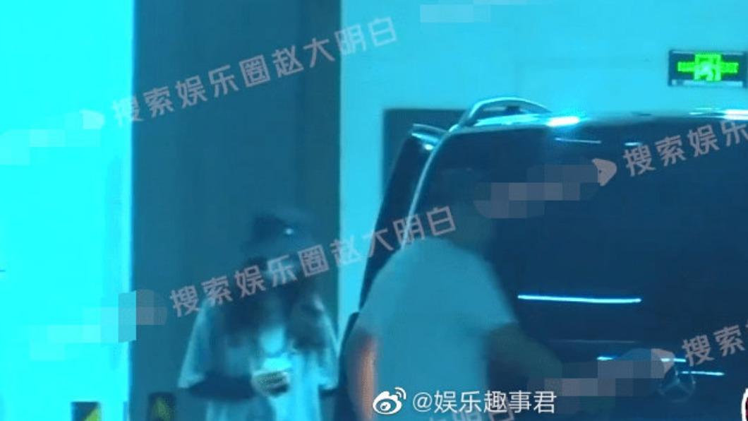 劉詩詩上車趕往拍戲現場。(圖/翻攝自微博娛樂趣事君)