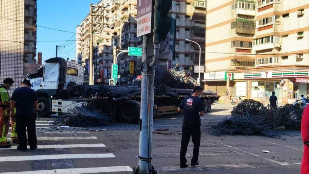 紅綠燈沒亮!拖板車撞公車再波及轎車 新竹6人掛彩送醫