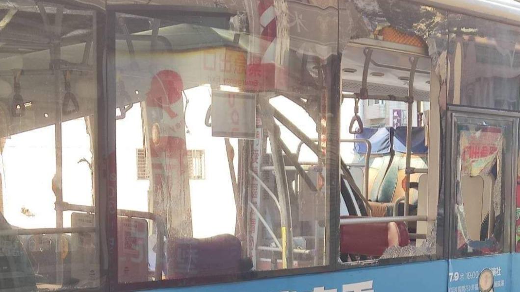 公車被攔腰撞上後車窗全碎。(圖/翻攝自記者爆料網)