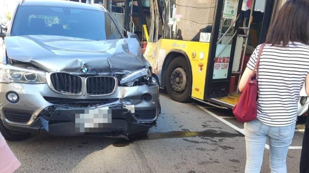 被波及的轎車車頭毀損。(圖/翻攝自記者爆料網)