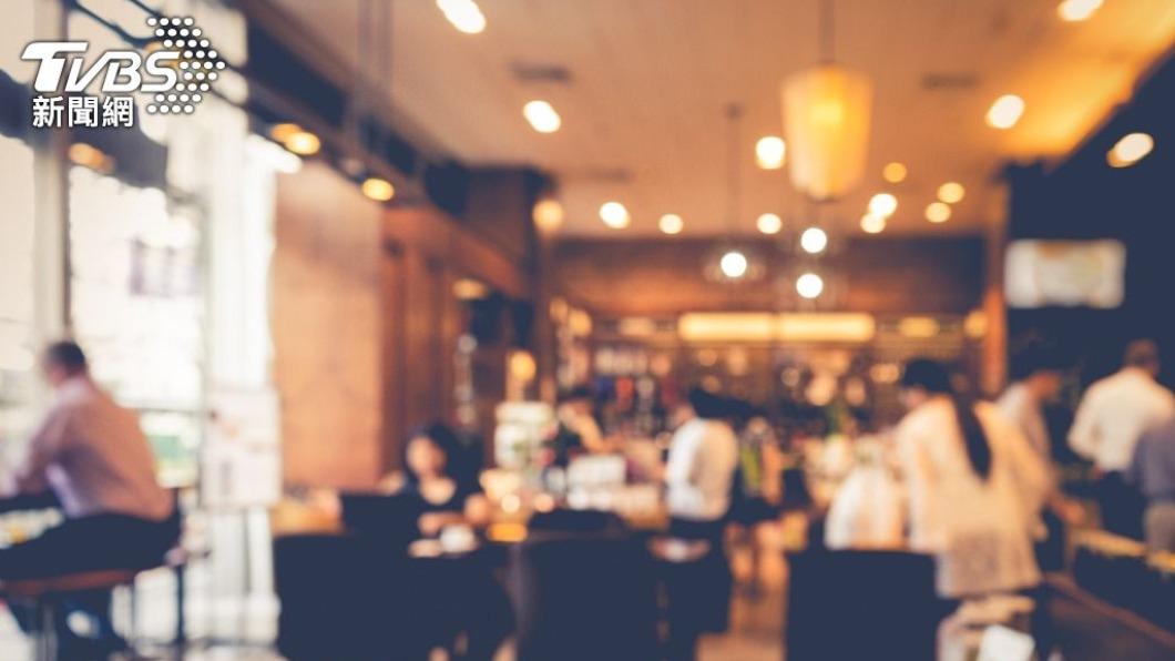 勞動部今(8)日發布最新減班休息(無薪假)統計,目前共有2,864間店家、1萬8699人實施無薪假,人數較上周減少2,634人,其中近七成為住宿餐飲業。(示意圖/shutterstock達志影像)