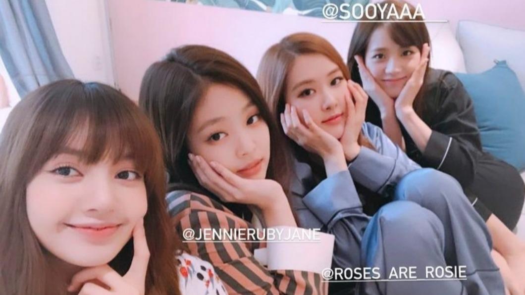 BLACKPINK曝睡衣床上自拍照 慶成軍6週年即將合體