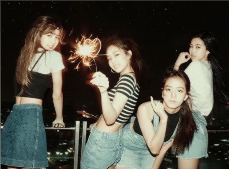 「BLACKPINK」剛出道時模樣青澀。(圖/翻攝自IG_Jennie)