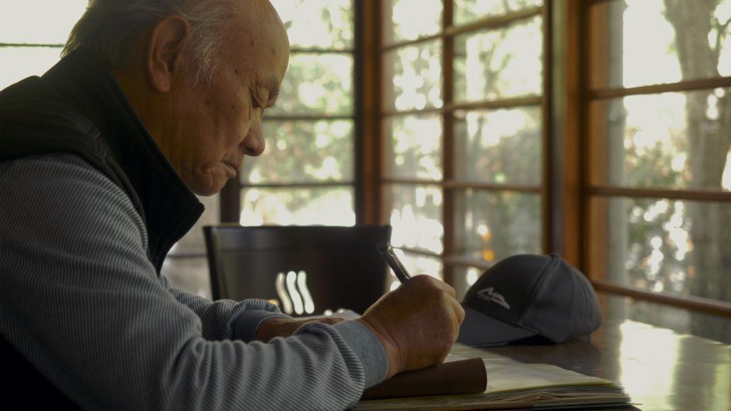 詩人吳晟在《他還年輕》拍攝期,遭逢創作生涯最衝擊2年,寫《北農風雲》重生。(圖/目宿媒體提供)