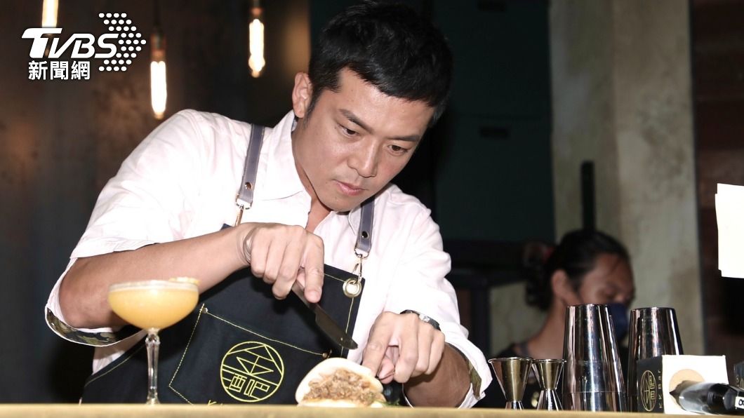 姚元浩現場製作餐點。(圖/黃城碩攝)