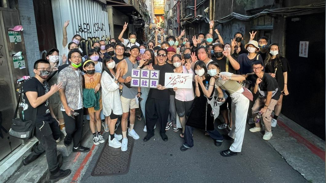 演員高捷邀約《少年吔,安啦!》影迷到片中「可愛大旅社」原址拍大合照。(圖/牽猴子提供)