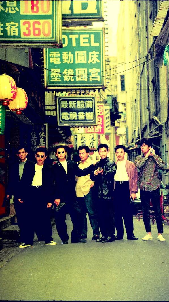 《少年吔,安啦!》劇照可見30年前可愛大旅社戶外招牌上,寫著代表賓館文化的露骨宣傳文句。(圖/牽猴子提供)