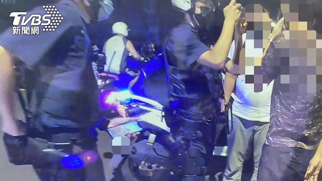 警方獲報後趕抵現場。(圖/TVBS)