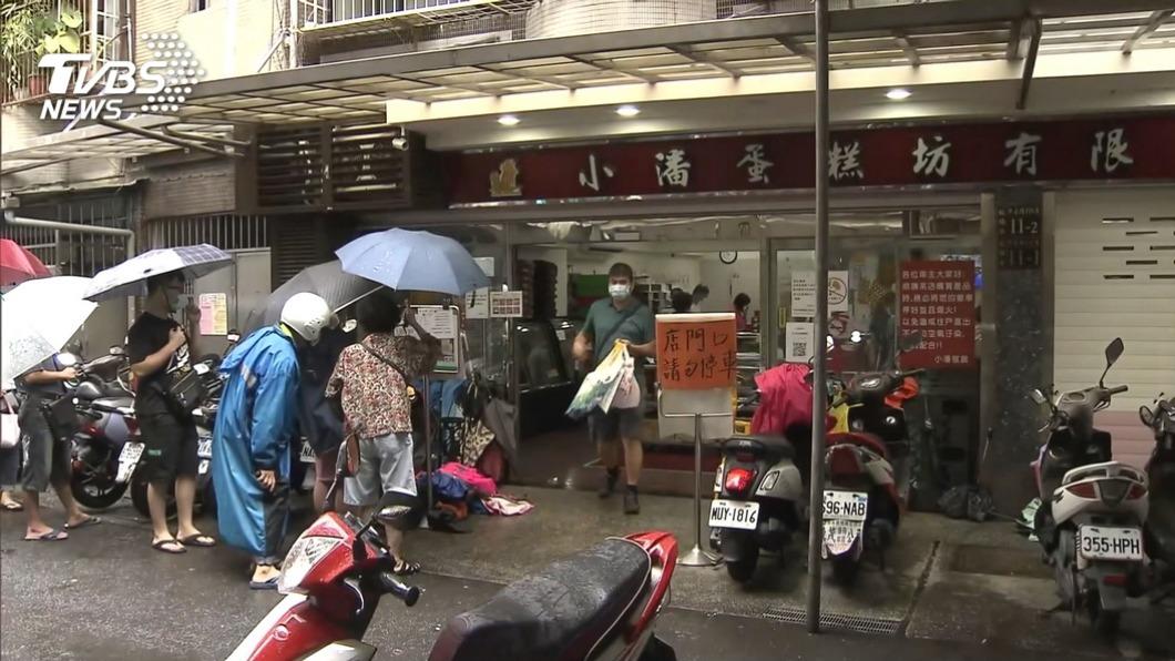 小潘店糕坊每年中秋節都大排長龍。(圖/TVBS)