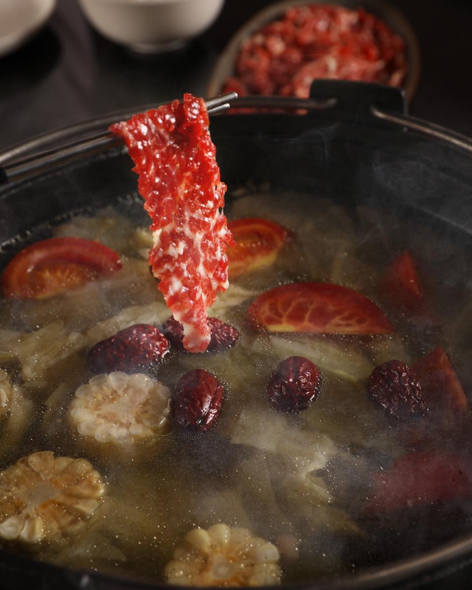 湯頭加入大量牛骨、蔬菜熬煮。(圖/翻攝自宣牛臉書)