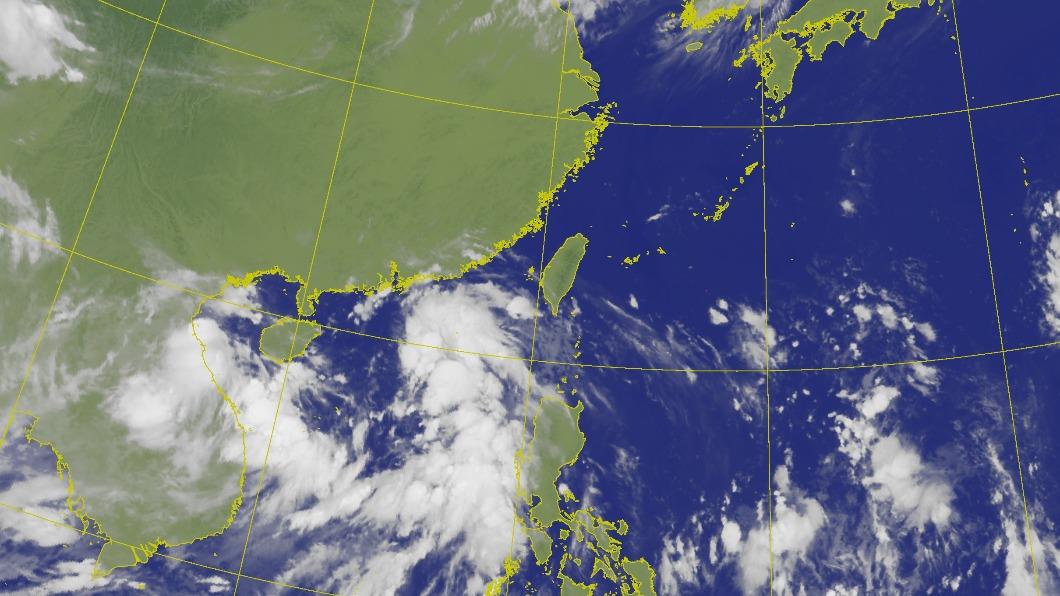 位於南海的熱帶性低氣壓，最快今日增強為輕度颱風「木蘭」。（圖／中央氣象局）