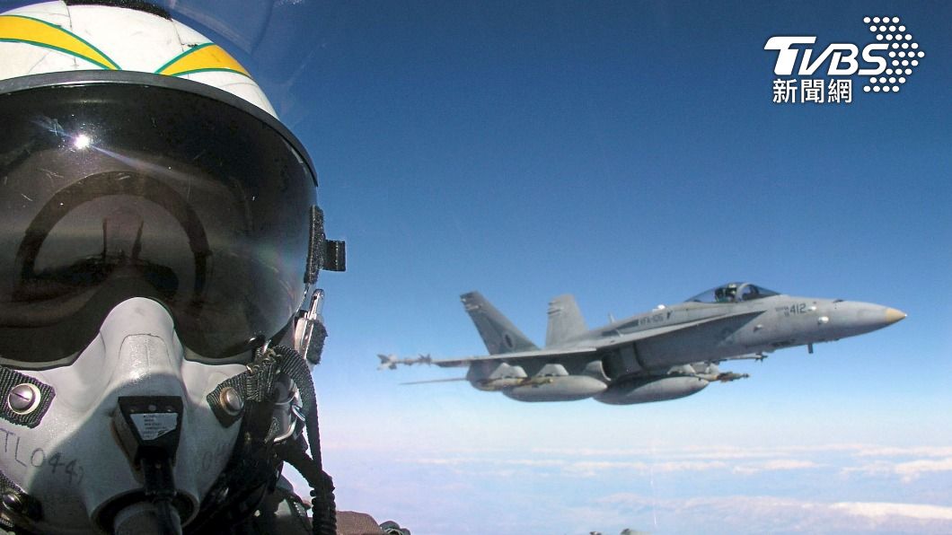 美軍成功打撈F/A-18E戰鬥機。(示意圖/達志影像美聯社)