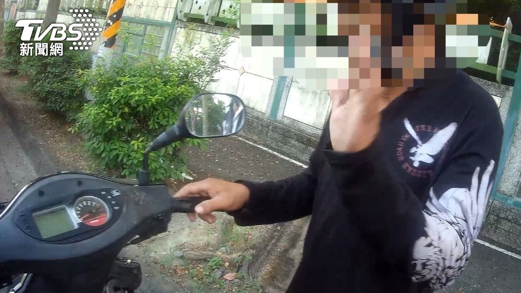 關不怕？剛出獄又酒駕　男「邊運動邊喝酒」還單手騎機車