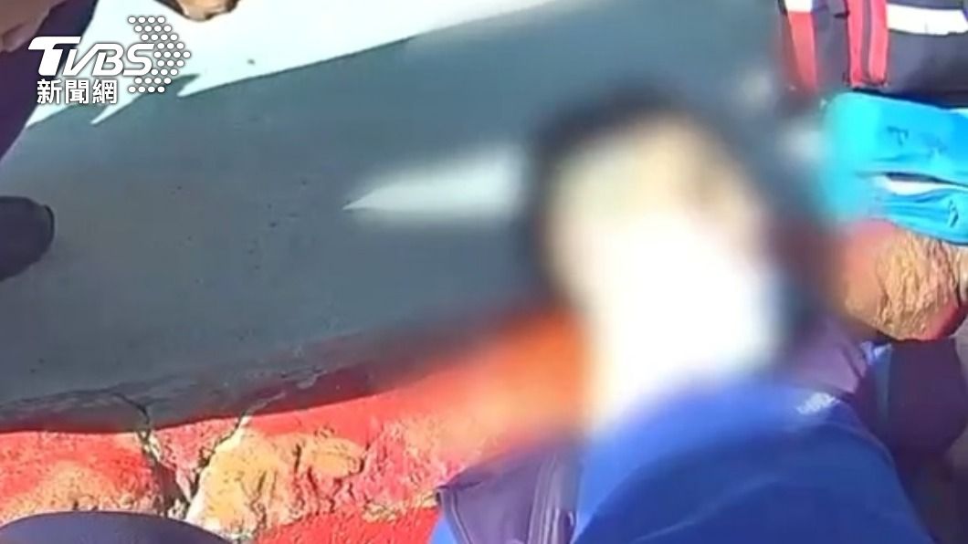 救護人員到場後替李男測量生命徵象。(圖/TVBS)