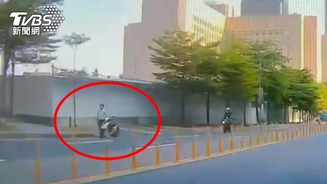 員警在對向發現竊賊把車丟在紅線上。(圖/TVBS)
