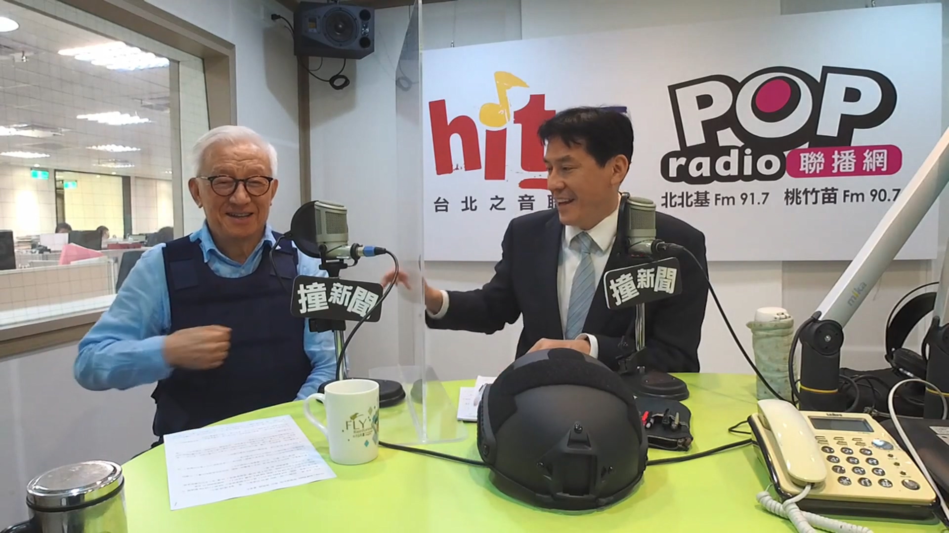 曾興誠連日穿防彈背心受訪。(圖/翻攝自 POPRadio聯播網官方頻道)