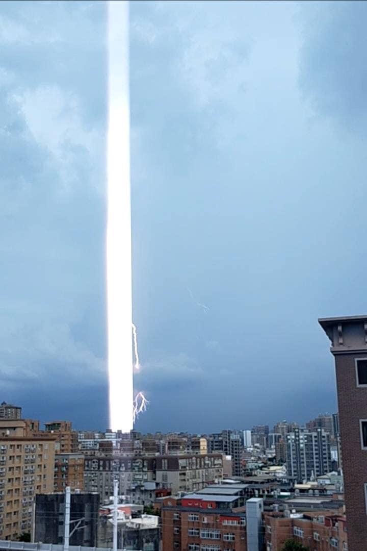 雷柱筆直砸落,宛如電影場面。(圖/翻攝自爆料公社二社)