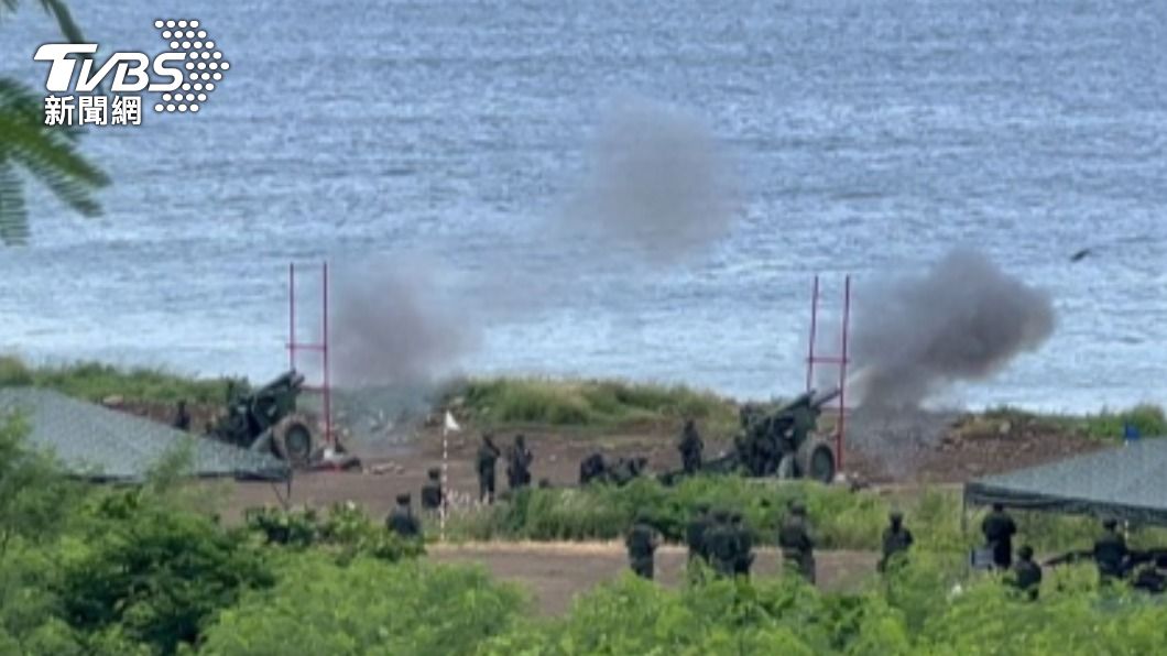 國軍操演阻敵海上 155榴彈砲實彈射擊
