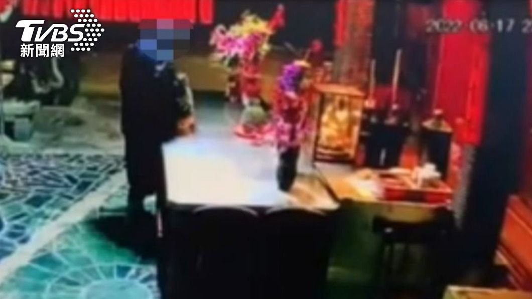 李女6月中同樣也偷走鳳梨。(圖/TVBS)