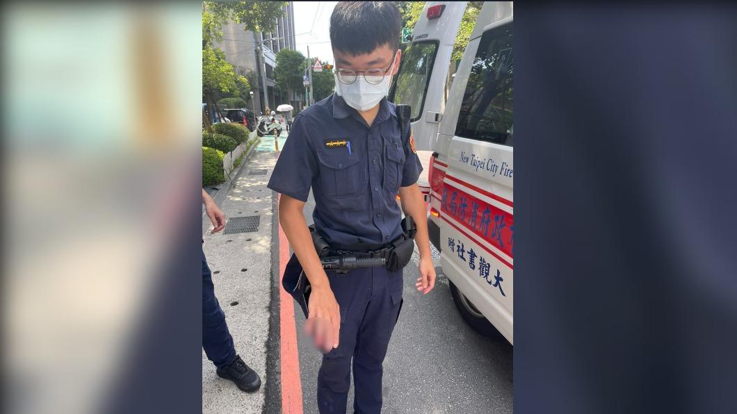 陳姓警員在破窗時不慎遭割傷見血。(圖/TVBS)