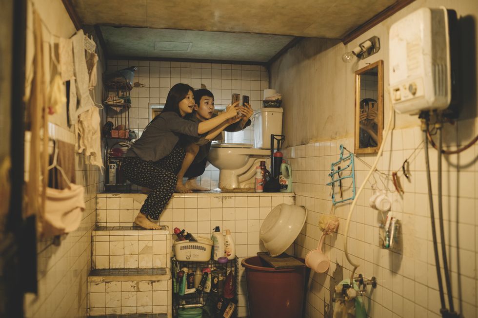 《寄生上流》中貧窮的半地下室房。(圖/翻社自@GisaengchungFilm推特)