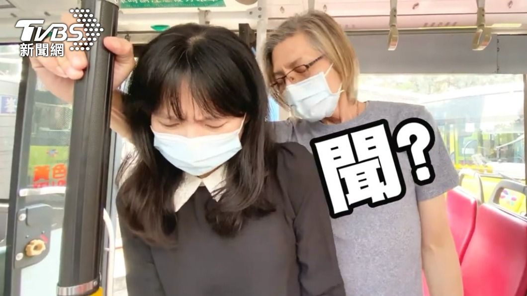 警方表示被害女子可以請一旁的民眾幫忙報案、錄影蒐證。(圖/北市婦幼隊提供)