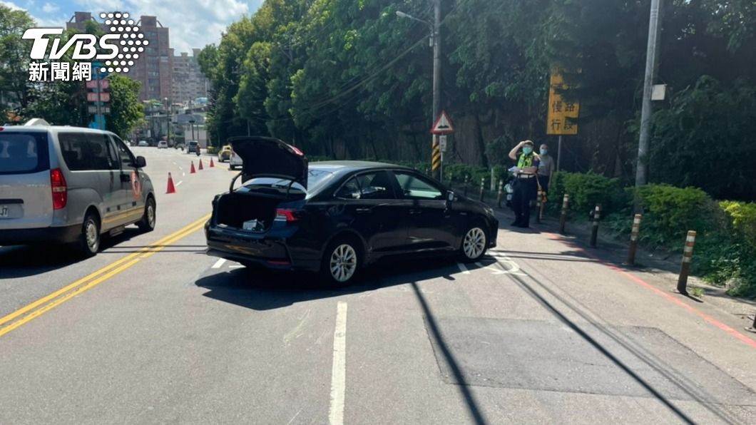 婦騎機車與計程車擦撞「頭、肺重創」 一度無生命跡象