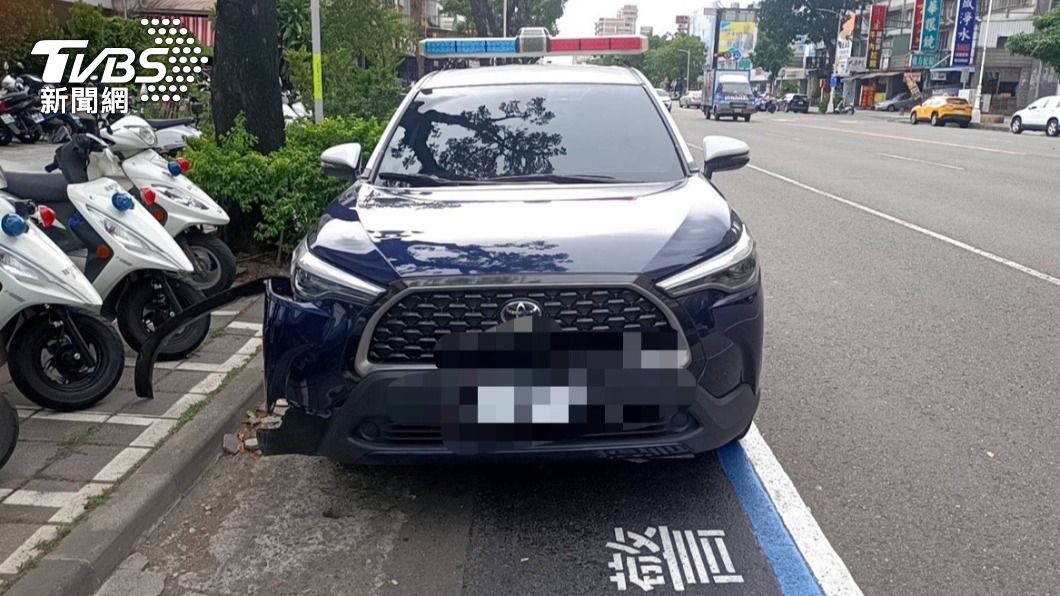 高雄警匪追逐戰!賓士車頭毀未熄火 男衝撞警遭開8槍