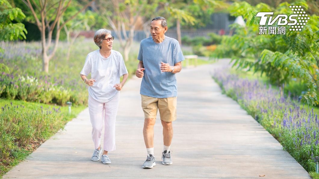 年長者走路須講究速度。(示意圖/shutterstock達志影像)