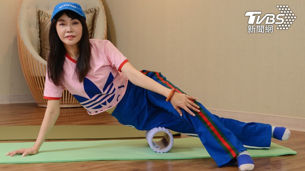 柴智屏靠著滾筒找回健康身心靈狀態。(圖/許方正攝)