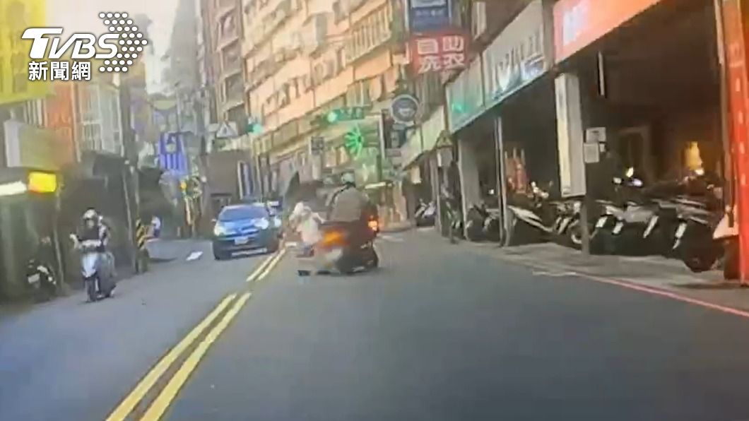 後方行車紀錄器拍下撞擊瞬間。(圖/TVBS)