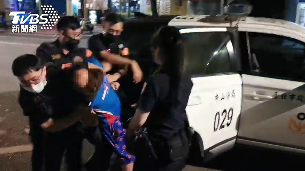 療癒!醉漢酒駕肇事拒酒測 慘遭警「大外割」壓制