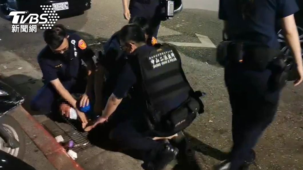 警員將李姓醉漢壓制逮捕。(圖/TVBS)