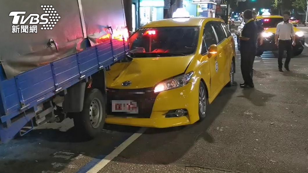 李男酒駕擦撞計程車,導致計程車追撞小貨車。(圖/TVBS)