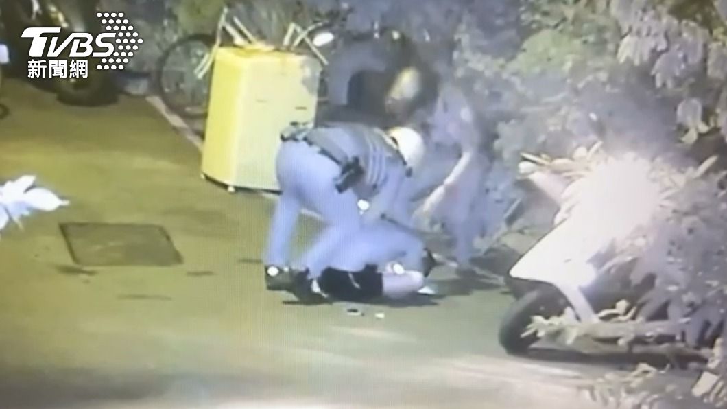 不戴安全帽騎機車趴趴走!男騎士藏毒還裝傻 慘被警壓制