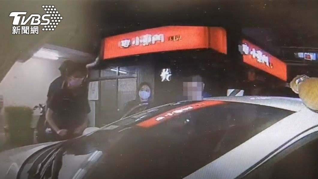 警停後面很火！2男開車呼麻不關窗　菸味不一樣露餡