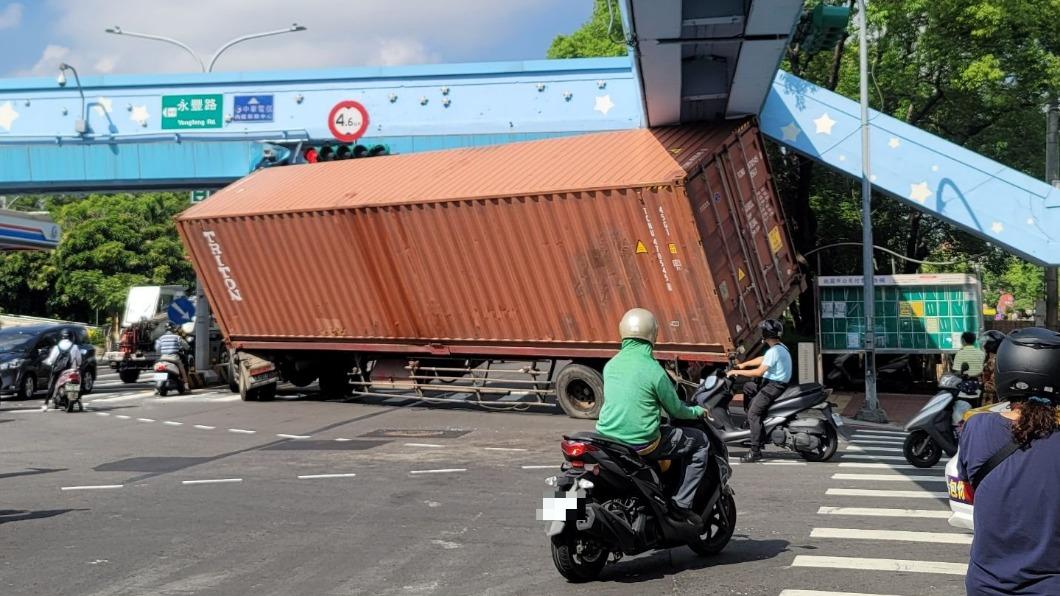 貨櫃車當場卡在路口。(圖/翻攝自記者爆料網)