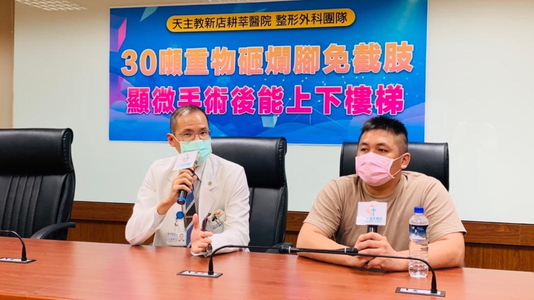 顯微手術讓李先生的腳免於截肢(圖/TVBS)