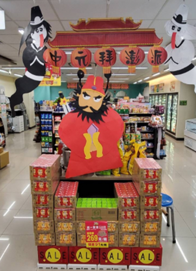 ▲超商店員用麥香擺出中元應景陳列。(來源為光泰門市)