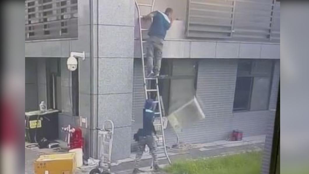 兩人眼睜睜地看著冷氣掉落地面。(圖/翻攝自抖音)