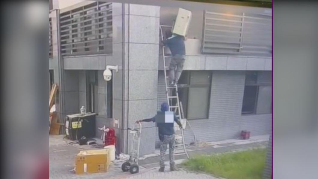 有名工人站上2層樓高的梯子,一手扶著梯子,另一手則扛著冷氣。(圖/翻攝自抖音)