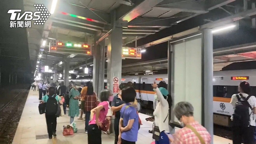 太魯閣冒黑煙、旅客塞爆月台 台鐵:裝置接頭不良