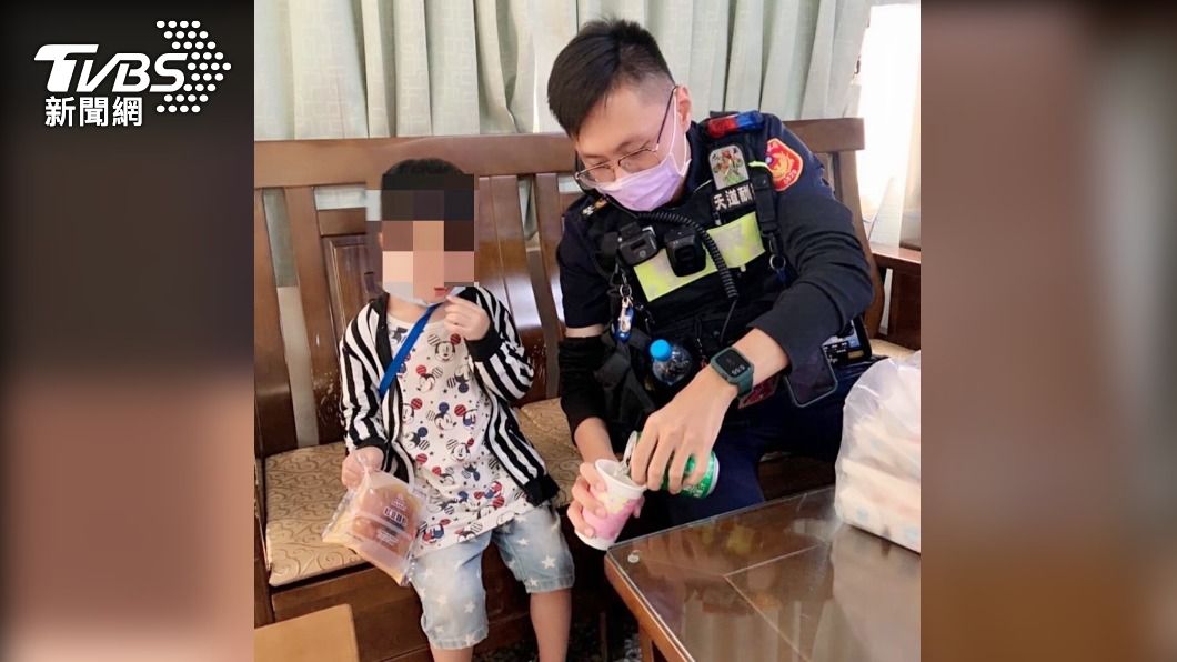 員警買零食給男童吃。(圖/TVBS)