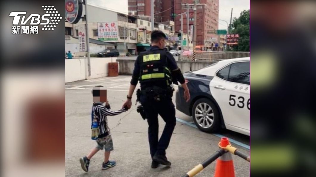 男童告訴員警自己的名字。(圖/TVBS)