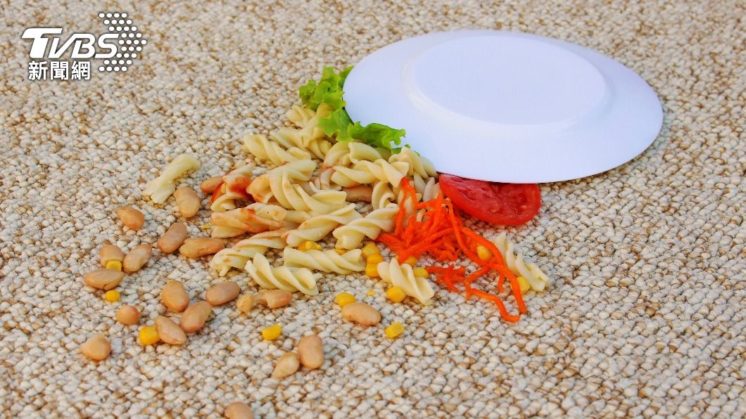 食物掉在地上則不要食用。（示意圖／shutterstock達志影像）